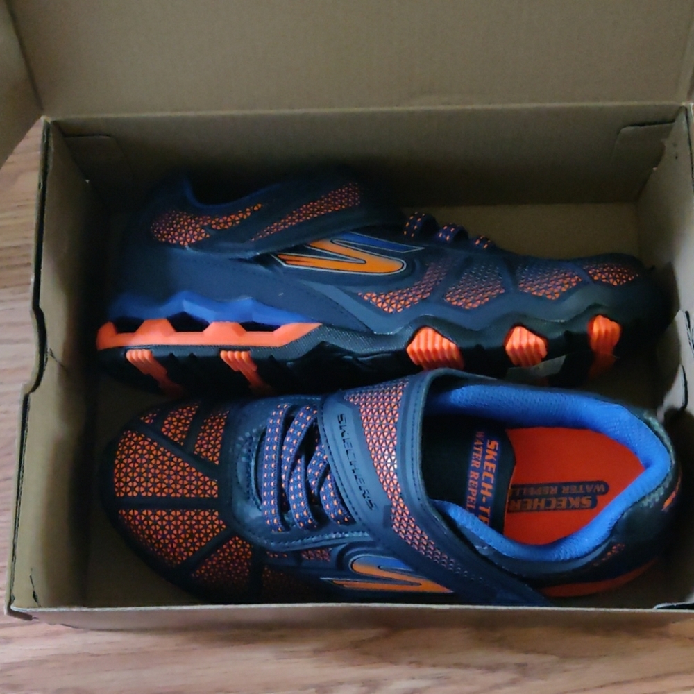 Boys size 4 Skechers Sport shoes